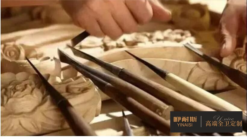 第四步：刮磨。將花紋邊緣有毛刺的地方刮磨平滑。