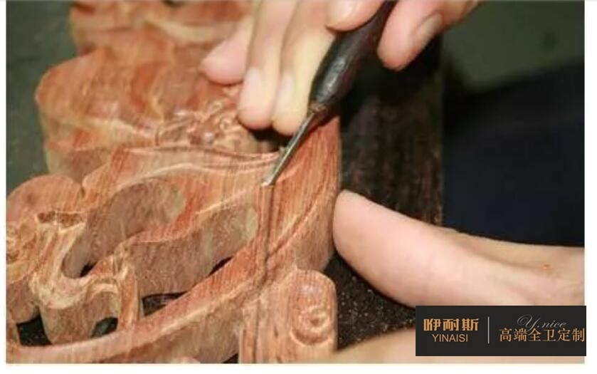 第二步：打坯。每一道細(xì)節(jié)都精心雕琢而成，一厘米的寬度就有一公分的深度。