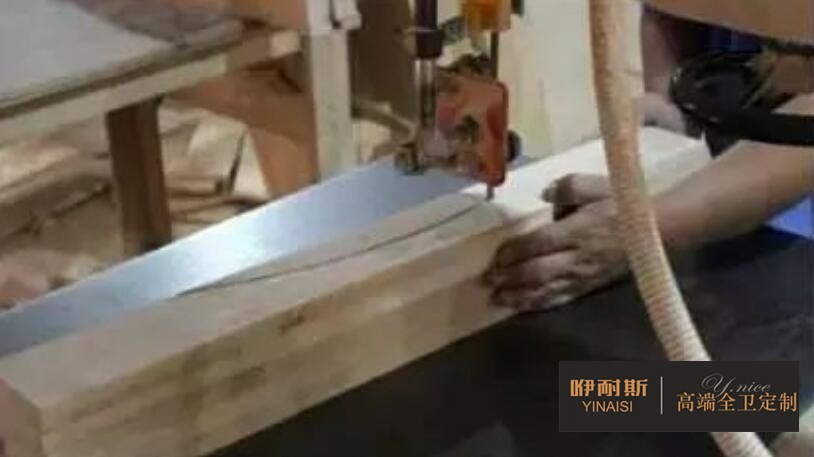 第二步：修邊。把有毛邊、線條角度不規(guī)則的原料修成有角度的規(guī)格料。