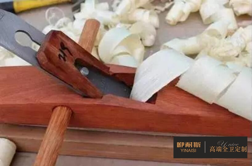 第三步：平刨。把才修過(guò)的木板刨削平整、使表面具有一定的平滑度。