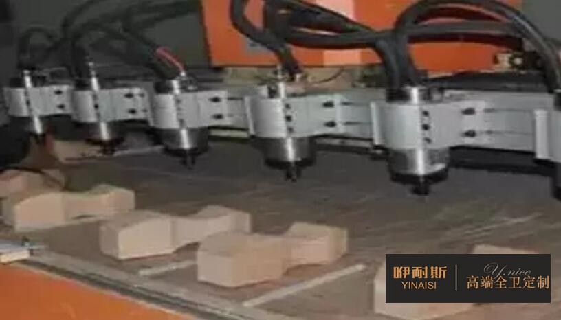 第四步：彎料鋸。彎料鋸及制作造型使木塊具備一定的曲線與規(guī)格。