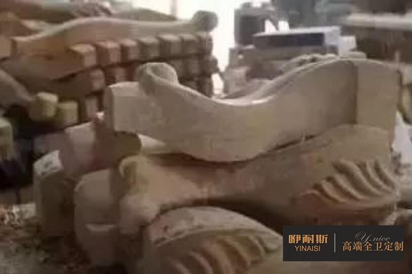 第六步：鑼機(jī)：以模具為原型，以刀具進(jìn)行切削，形成更為完整與流暢的線條，規(guī)定了產(chǎn)品的形狀。