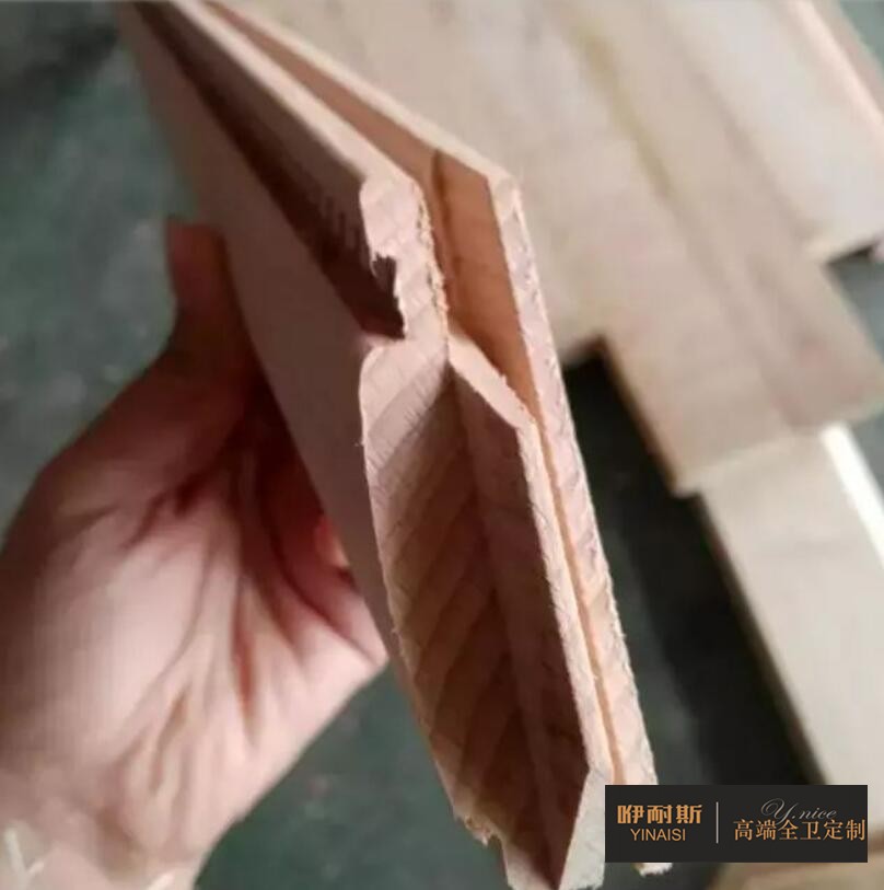 第七步：出榫機(jī)。使木塊具備特有的準(zhǔn)頭結(jié)構(gòu)制作出一種古典效果，以便木塊之間更為緊密的連接。