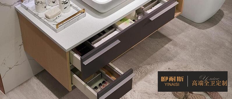 開放式存儲是一種日益增長的浴室趨勢，不管是小戶型還是大戶型都適用。